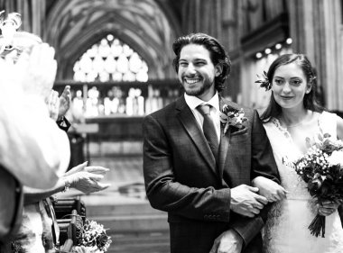 Yeni evli çift koridorda yürüyor.