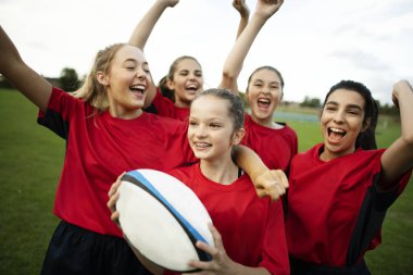 Enerjik kadın rugby oyuncuları kutluyor