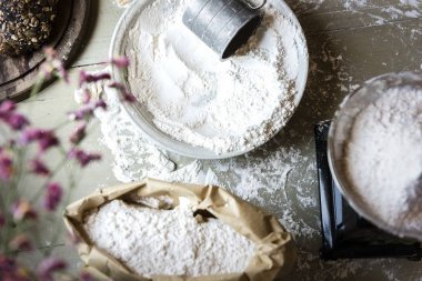 Kağıt torba ve kase un ahşap bir masa üzerinde