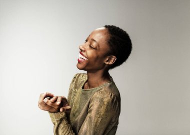 Bir fotoğraf çekimi için poz neşeli model