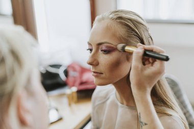 Model Başlarken onu makyaj yapılır