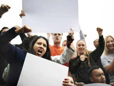 Grup kızgın eylemciler protesto ediyor