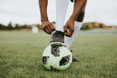 Onu ayakkabı bağcığı bağlama futbolcu