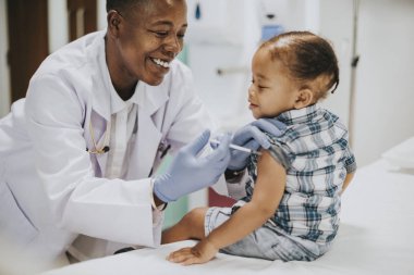 Toddler bir çocuk doktoru tarafından aşı oluyor