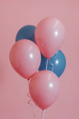 Bir Doğum günü partisi için pembe ve mavi balonlar