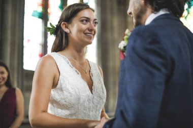 Gelin ve damat bir sunak