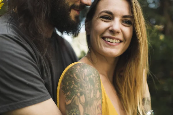 Doce Casal Abraçando Verão — Fotografia de Stock