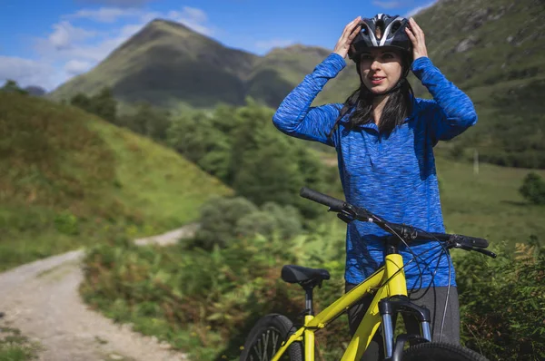 그녀의 자전거 헬멧을 씌우고 사이클 — 스톡 사진