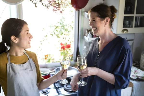 Frauen Mit Weißwein Beim Kochen Der Küche — Stockfoto