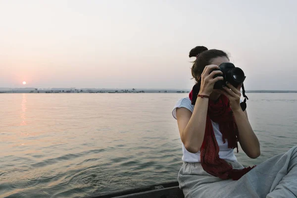Kobieta Fotograf Siedzi Łodzi Rzece Ganges — Zdjęcie stockowe