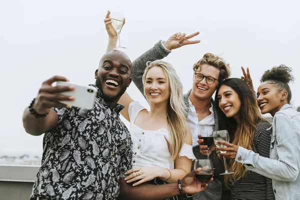 Diverso Grupo Amigos Tomando Una Selfie Una Fiesta Azotea — Foto de Stock