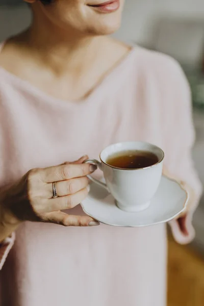 Mulher Feliz Desfrutando Uma Xícara Quente Chá Para Café Manhã — Fotografia de Stock
