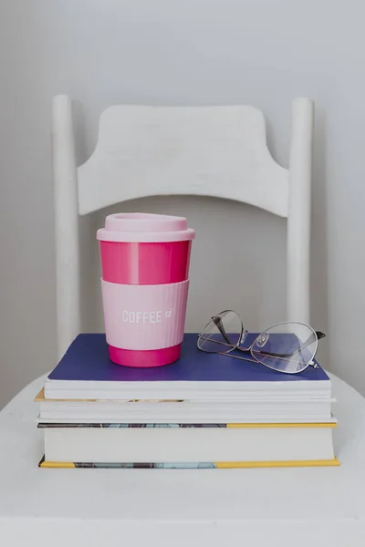 Caneca Viagem Rosa Uma Pilha Livros Didáticos — Fotografia de Stock