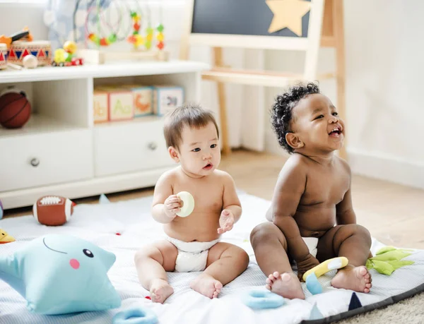 Bebés Pañales Jugando Juntos — Foto de Stock