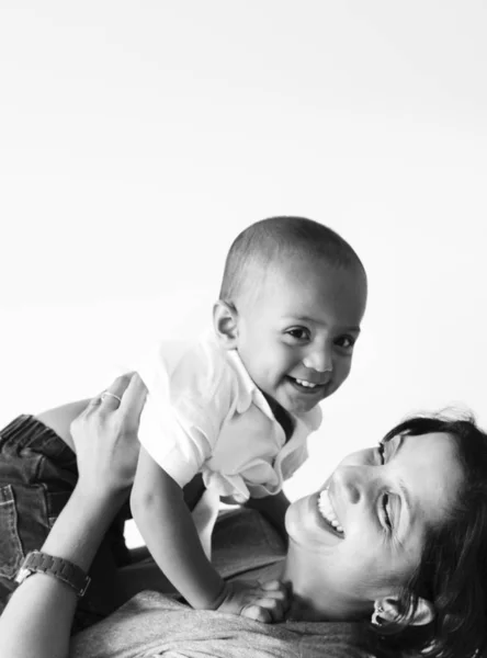 Mãe Segurando Filho Com Felicidade — Fotografia de Stock