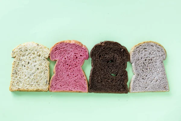 Различные Цветные Ломтики Хлеба — стоковое фото