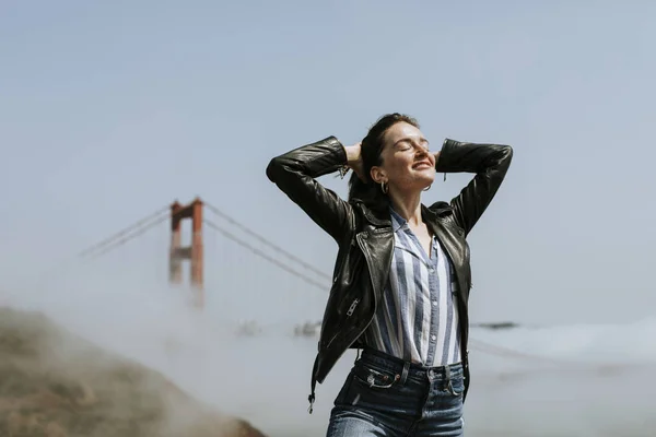 Mulher Feliz Posando Para Uma Foto Golden Gate Bridge San — Fotografia de Stock