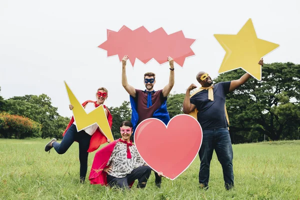 Superhéros Adultes Appréciant Dans Parc — Photo