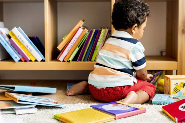 Malý Chlapec Který Četl Knihu Knihovně — Stock fotografie
