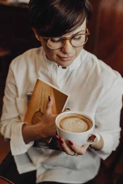 Artsy Girl Having Cup Coffee — Stock Photo, Image