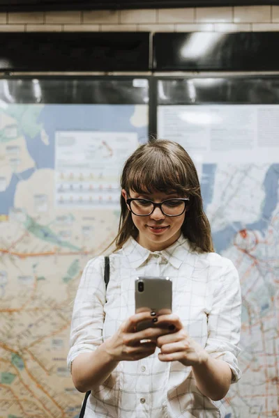 Mädchen Schreibt Sms Während Sie Auf Einem Bahnsteig Auf Einen — Stockfoto