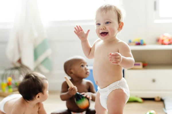 Bebês Brincando Juntos Uma Sala Jogos — Fotografia de Stock