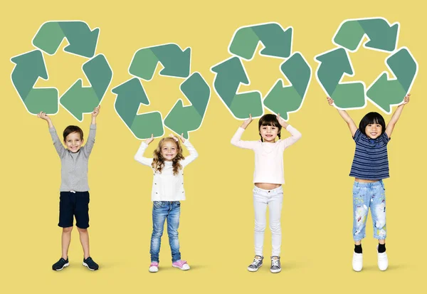 Crianças Felizes Segurando Ícones Reciclagem — Fotografia de Stock