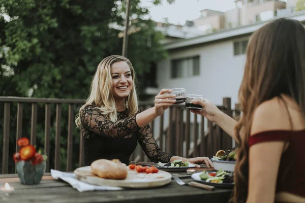 Meninas Bonitas Tendo Algum Vinho — Fotografia de Stock