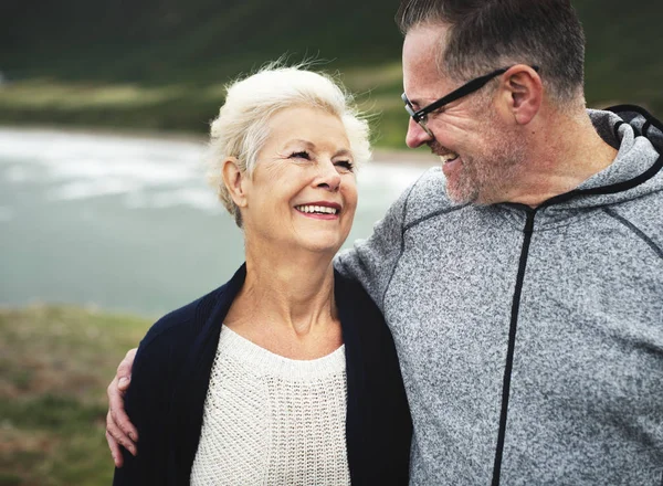 Feliz Pareja Ancianos Pie Juntos — Foto de Stock