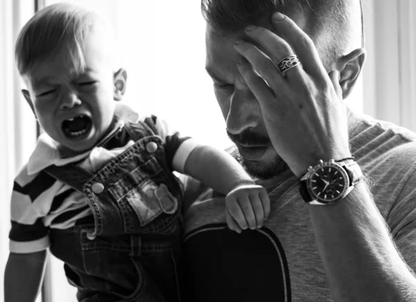 Vystresovaný Otec Drží Plačící Dítě — Stock fotografie