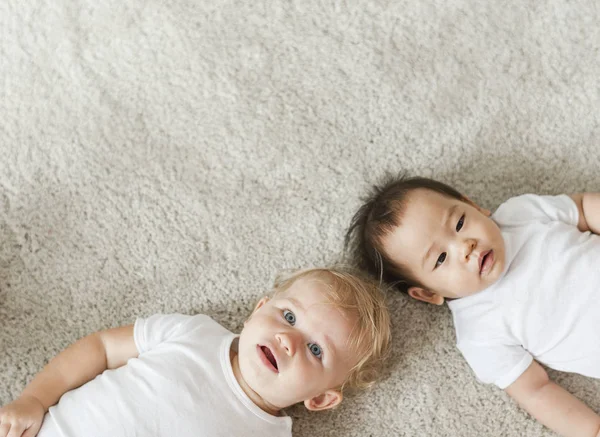 Lindos Bebés Acostados Alfombra — Foto de Stock