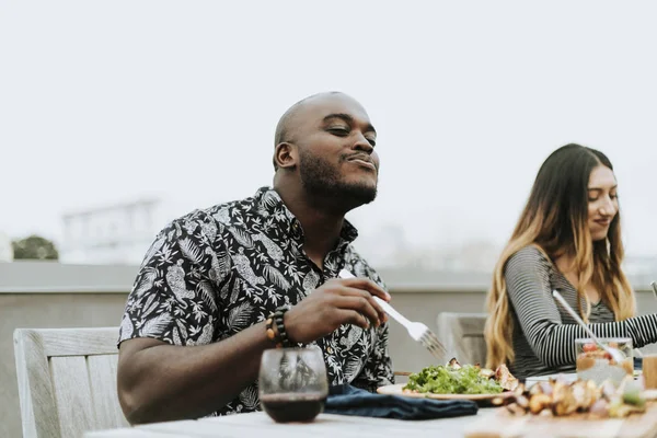 Homem Desfrutando Uma Salada Vegan Fresco Uma Festa Telhado — Fotografia de Stock