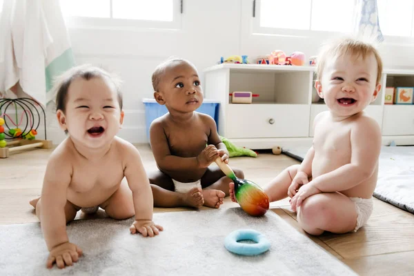 Bebês Brincando Juntos Uma Sala Jogos — Fotografia de Stock