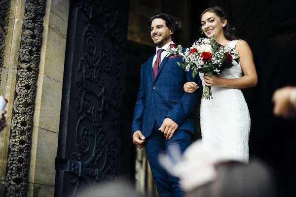 Casamento Recém Casado Saindo Igreja — Fotografia de Stock