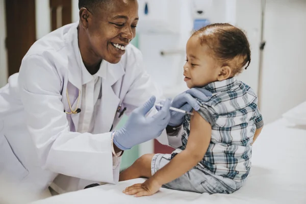 小児科医による予防接種を受ける幼児 — ストック写真
