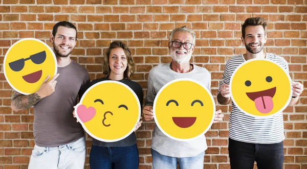 Pessoas Felizes Segurando Emoticons Positivos — Fotografia de Stock