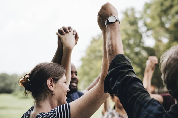 Счастливые Разнообразные Люди Держатся Руки Парке — стоковое фото