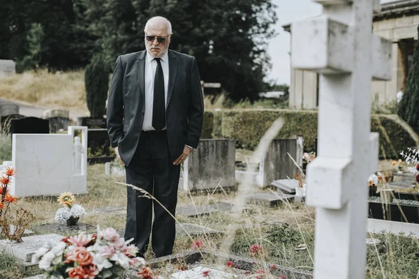 Lonely Widower Mourning Graveyard — Stock Photo, Image