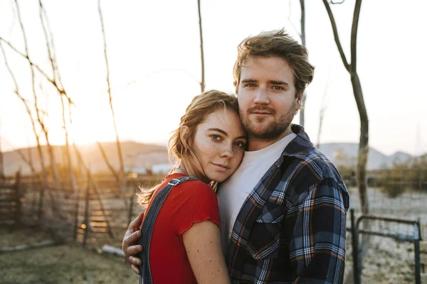 Retrato Jovem Casal Agricultores Apaixonado — Fotografia de Stock