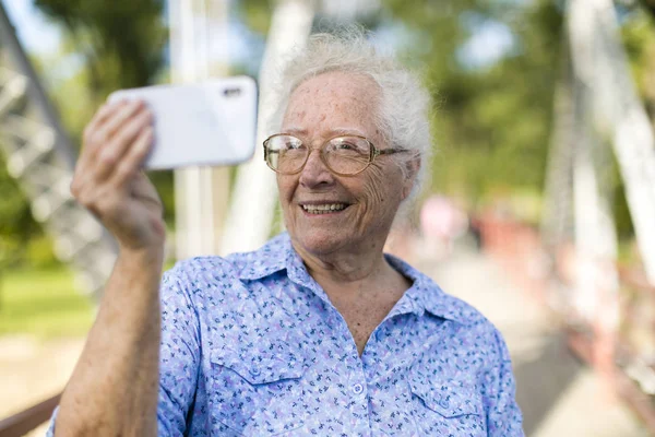 Słodka Kobieta Senior Biorąc Selfie — Zdjęcie stockowe