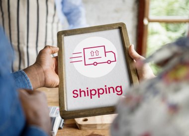 Eller ağ grafiksel kaplama pankartını tutuyor