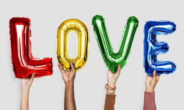 Aşk balonlar kelime gösteren eller