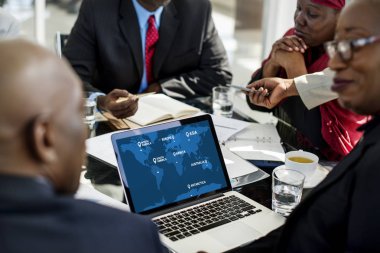 Küresel iletişim çevrimiçi topluluk konferansına bağlı kişiler