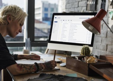 E-posta gelen kutusu ileti listesi online arayüz