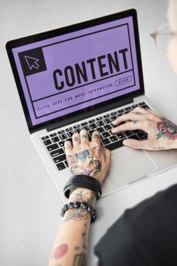 Dizüstü bilgisayar dijital Web grafiğini kullanarak ele