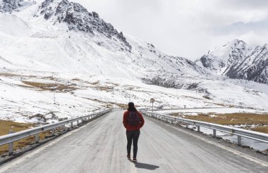 Karakoram yolunda yürüyen genç bir kadın.