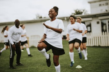 Kadın futbolcular sahada ısınıyor
