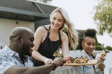 Arkadaşları vegan mangal şiş hizmet veren kadın