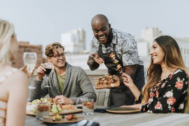Izgara vegan barbekü şişler hizmet neşeli şef