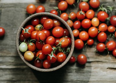 Taze organik kırmızı kiraz domates